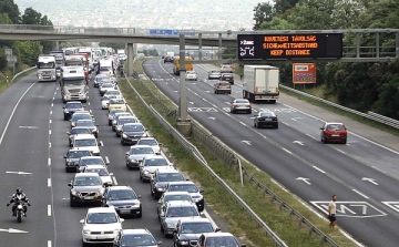 Magyar Közút: nagy forgalom várható az M1-M0-M5 útvonalon szerdáig