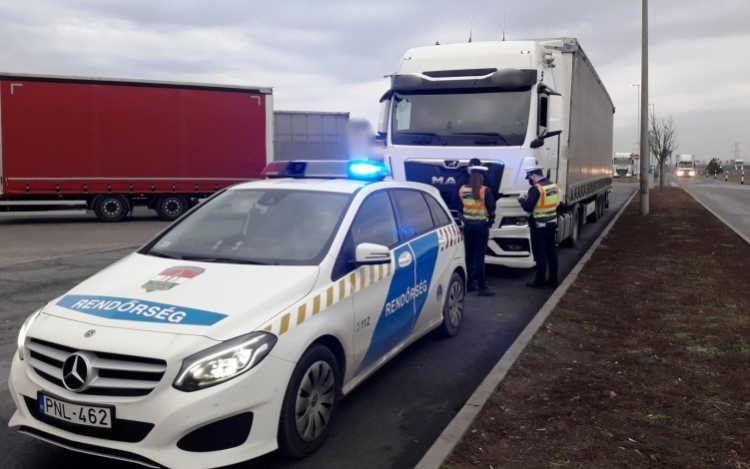 Roadpol-akció: több mint kétezer jogsértést követtek el teherautó- és buszvezetők
