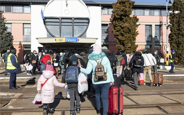 Kormányszóvivő: megszerveztük a háború elől menekülők egészségügyi ellátását