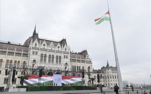 Felvonták a nemzeti lobogót az Országház előtt