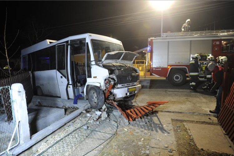 Háznak ütközött és meghalt egy busz sofőrje Bicskén – utasok nem sérültek