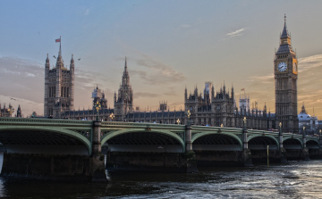 Teljesültek a korlátozások fokozatos enyhítésének feltételei Nagy-Britanniában