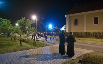 Négy nőt gázolt el a húsvéti körmenetbe hajtó autó Galgahévízen