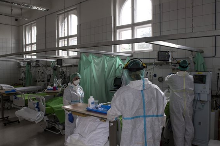 Meghalt egy beteg, 178-cal nőtt a fertőzöttek száma Magyarországon